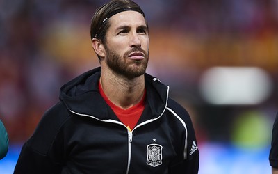 ROR电竞独家-B费与队友拥抱庆祝